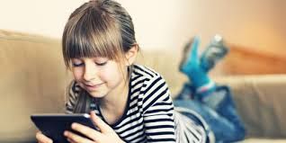 Kompromi dengan Anak Bermain Gawai, Supaya Tidak Kecanduan