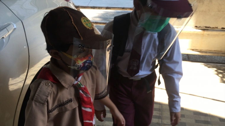 New Normal Di Sekolah Ini Cara Membuat Face Shield Bermodal 1000