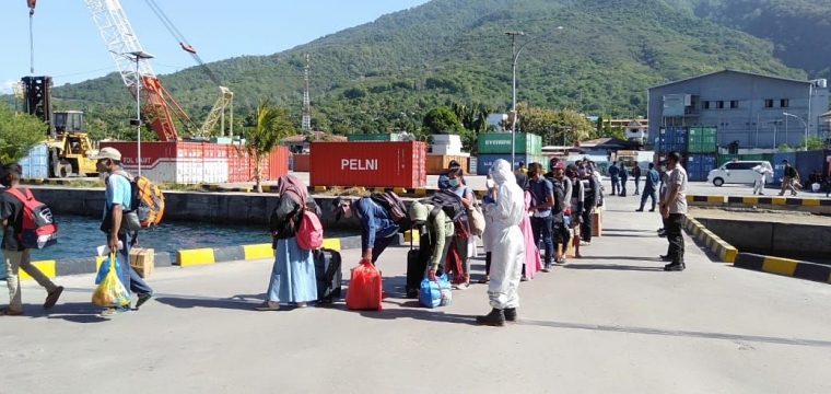 Pelayaran Perdana Kapal Pelni Warga Antusias