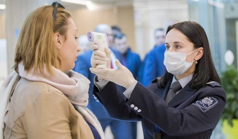 Mengapa Termometer Gun Diperiksa pada Dahi? Seberapa Berbahaya?