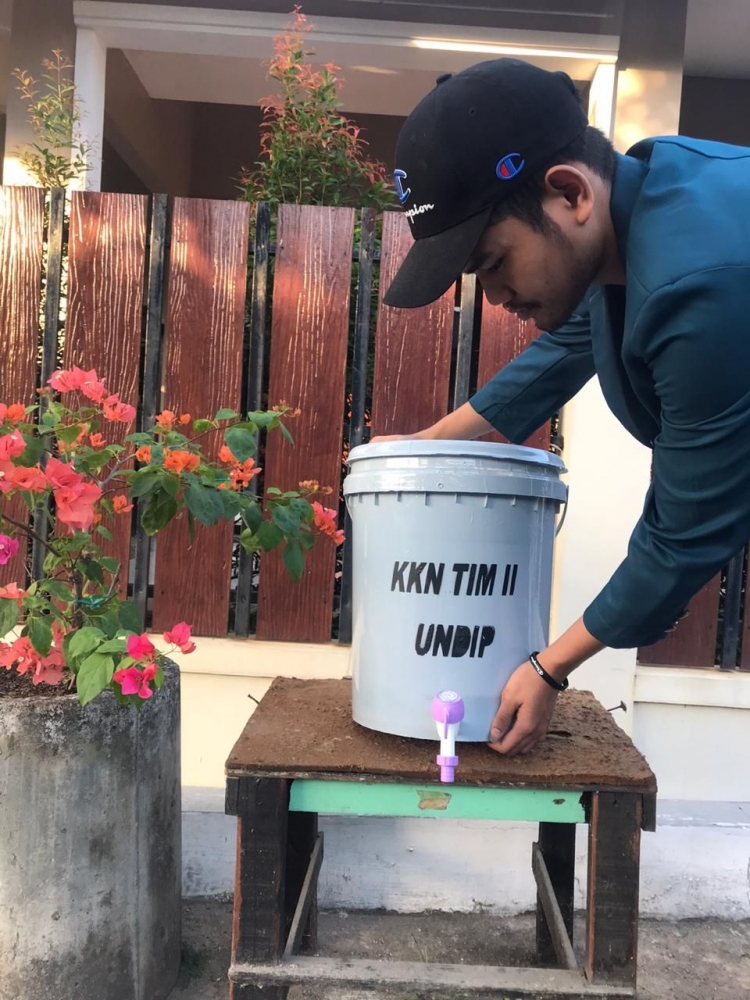 Mahasiswa KKN Berinovasi Membuat Tempat Cuci Tangan dari  Mahasiswa KKN Berinovasi Membuat Tempat Cuci Tangan dari