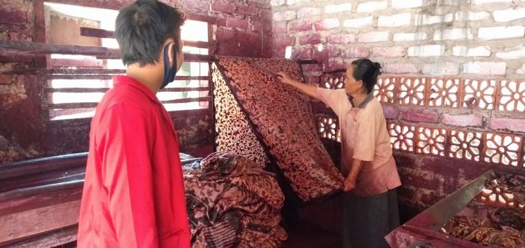 Meningkatkan Produktivitas UMKM Batik Tulis di Tajung Meningkatkan Produktivitas UMKM Batik Tulis di Tajung