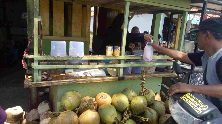 Mendulang Rupiah Dari Berjualan Es Kelapa Muda Halaman All Kompasiana Com