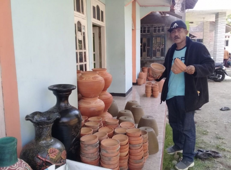 Tumbuhkan Ekonomi Kreatif Gerabah  di  Tengah Pandemi Covid  Tumbuhkan Ekonomi Kreatif Gerabah  di  Tengah Pandemi Covid