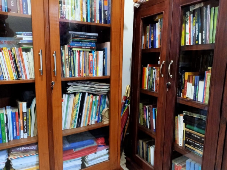 Kisah tentang Kliping Koran dan Buku Lawas yang Dibaca Kisah tentang Kliping Koran dan Buku Lawas yang Dibaca