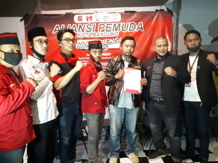 Aliansi Pemuda Kota Bandung Menolak Uu Cipta Kerja Kompasiana Com