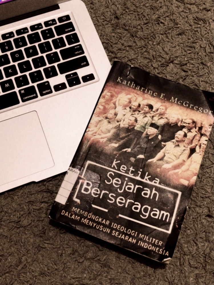 Review Buku "Ketika Sejarah Berseragam Membongkar Ideologi Militer