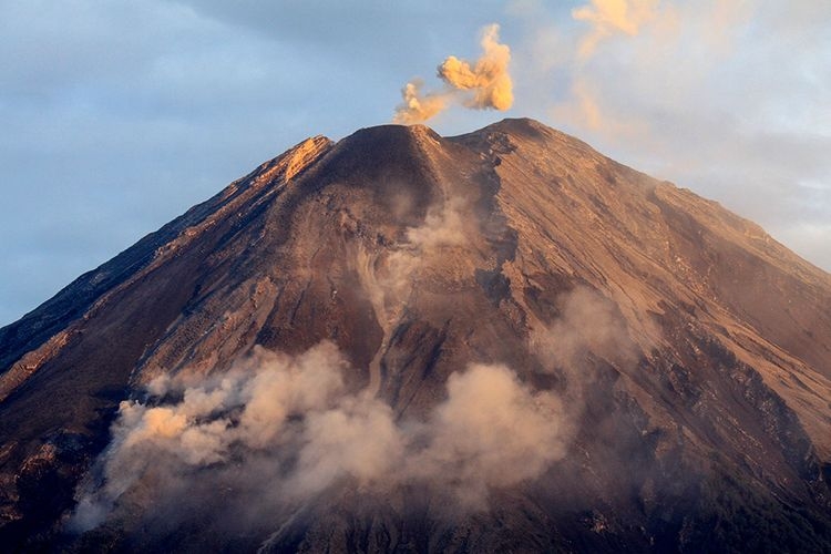 Gunung Semeru Erupsi dan Konservasi Halaman 1 Gunung Semeru Erupsi dan Konservasi Halaman 1