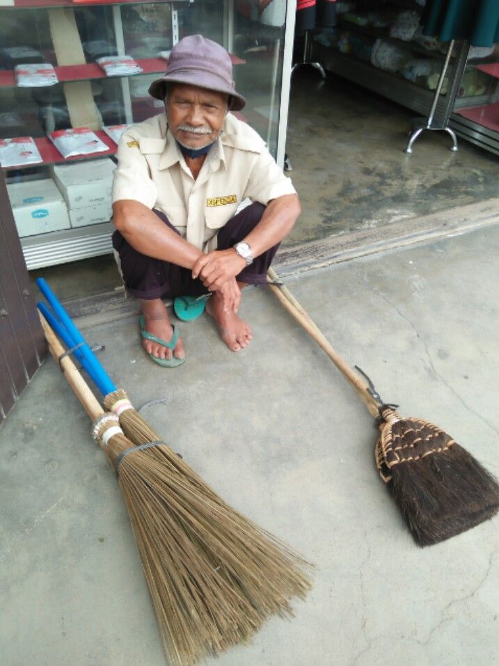Sapu Ijuk dan Seorang Bapak Tua Halaman 1 - Kompasiana.com