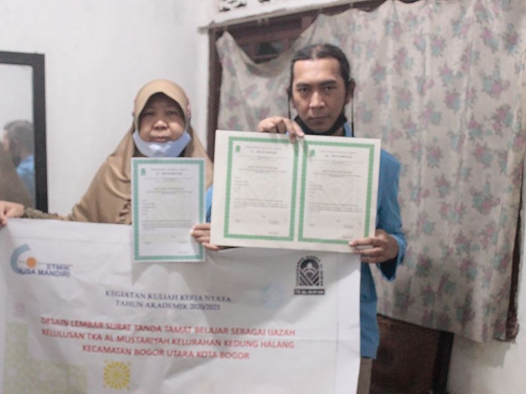 Mahasiswa KKN Universitas Nusa Mandiri Mengerjakan Desain  Mahasiswa KKN Universitas Nusa Mandiri Mengerjakan Desain