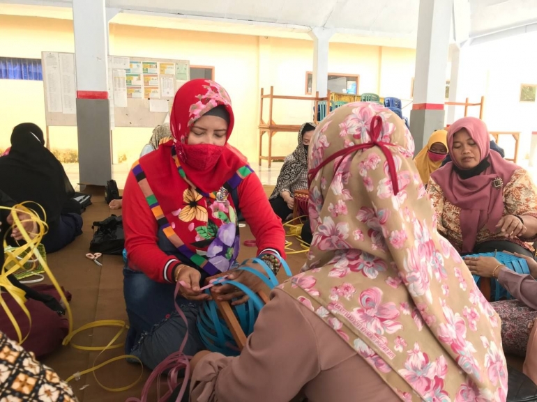 Pembuatan Kerajinan Tas Anting Bersama Ibu Ibu PKK Oleh Pembuatan Kerajinan Tas Anting Bersama Ibu Ibu PKK Oleh