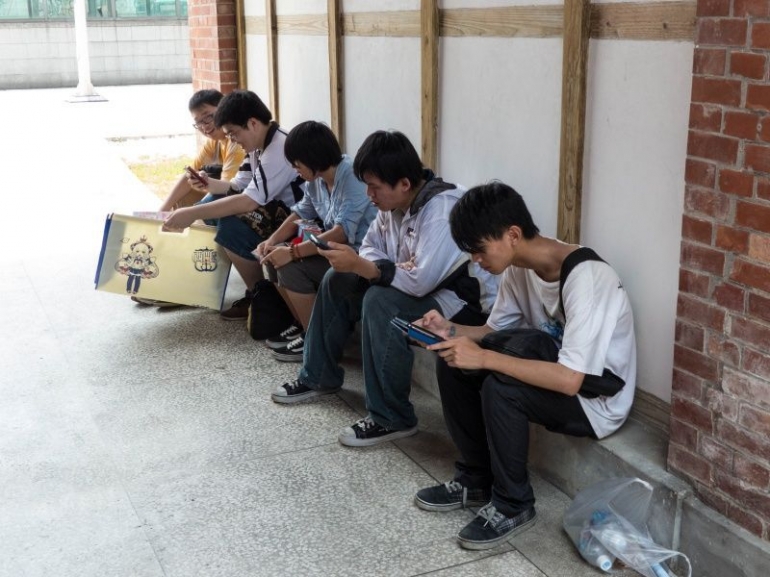 Pengaruh handphone terhadap remaja, dampak positif dan negatif. Halaman ...