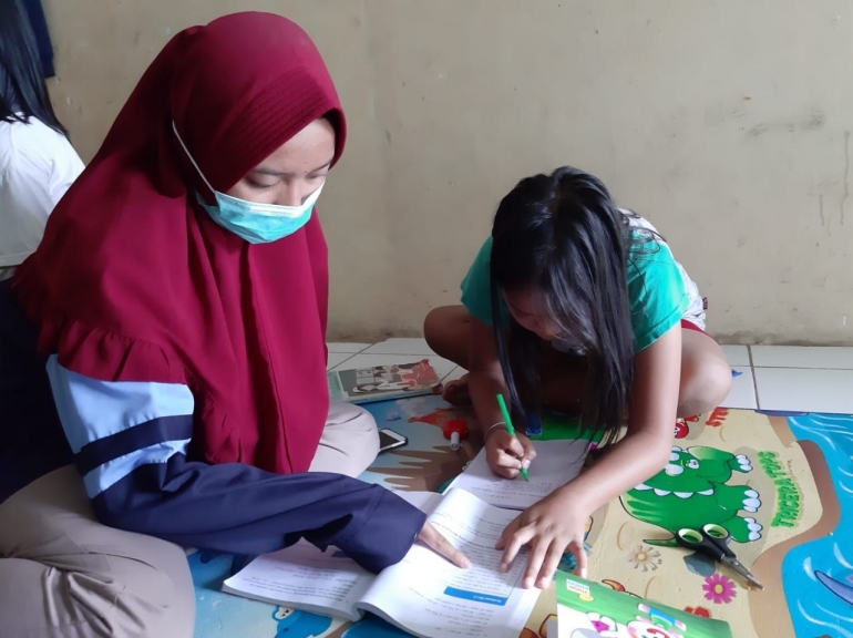 Bantu Siswa yang Kesulitan, Mahasiswa KKN MIT-DR Kelompok 41 Adakan