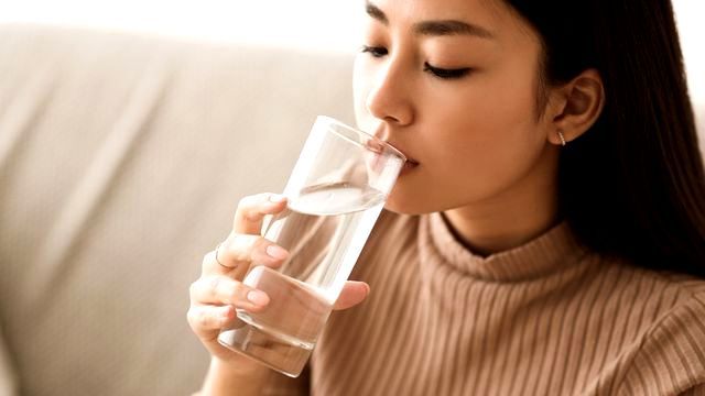 Minum Air Putih Menyehatkan Selama Berpuasa, Bagaimana Caranya?