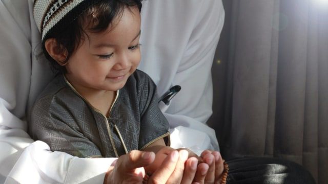 Selama Ramadan Amalan Baik Bernilai Ibadah, Ajarkan Semua pada Anak!