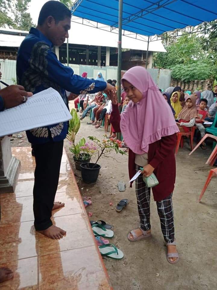 Topik Hidayat Berbagi Zakat dan Santunan dengan Anak Yatim dan Masyarakat