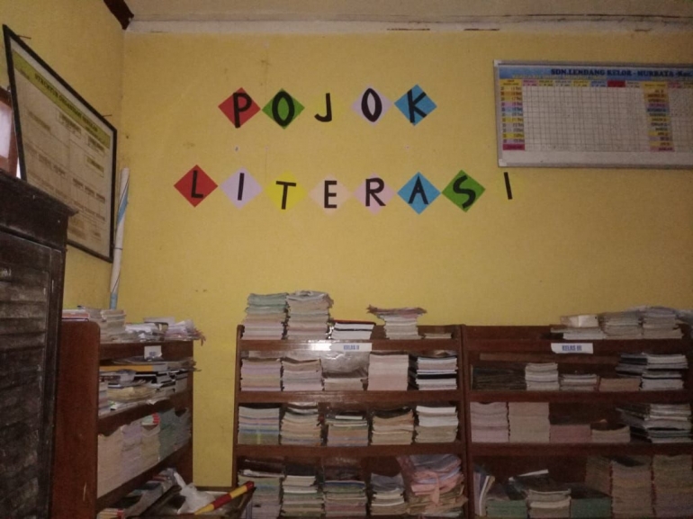 Pojok Literasi Guna Meningkatkan Minat Baca Siswa SDN Pojok Literasi Guna Meningkatkan Minat Baca Siswa SDN