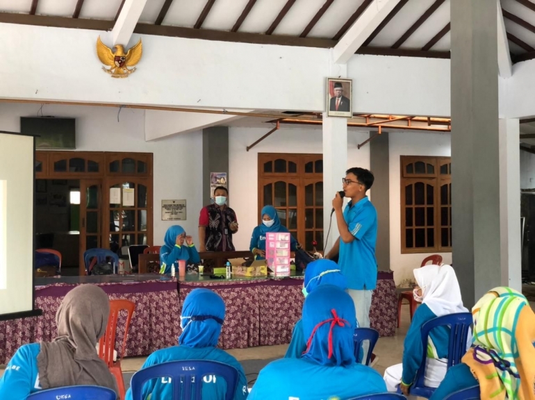 Pelatihan Massage Oleh Mahasiswa KKN UM Untuk Menjaga Pelatihan Massage Oleh Mahasiswa KKN UM Untuk Menjaga