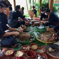 Belajar Memasak Ebatan, Warisan Kuliner Suku Sasak di Desa Bilebante Lombok