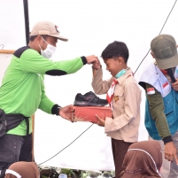 LAZ Harfa Berbagi Sepatu Baru untuk Anak-Anak di Pengungsian Gunung Semeru