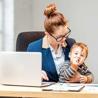 Dilema Ibu Pekerja, Apakah Salah Membawa Anak ke Kantor?