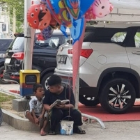 Bocah Kecil Penjual Balon