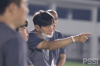 Hati-hati Mempertahankan Shin Tae-yong Demi Masa Depan Sepak Bola Indonesia