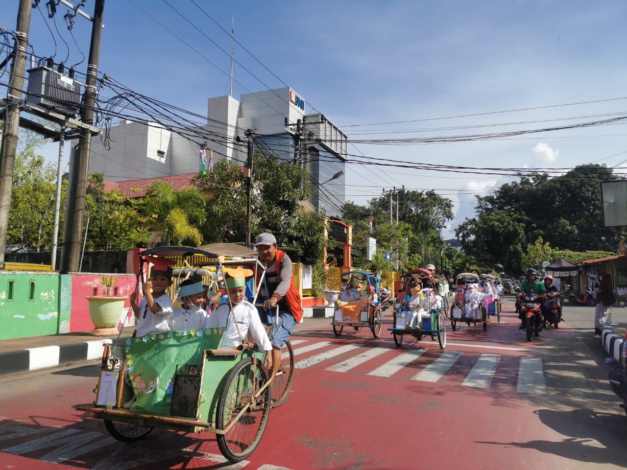 Gelar Tarhib Ramadan, Siswa Yayasan Al Azizi Parepare Konvoi Naik Becak Keliling Kota Bagikan Kurma