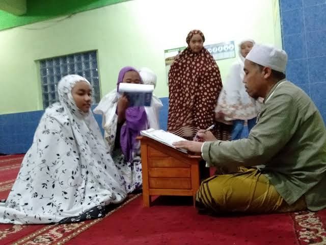 Manfaat dari Tradisi Meminta Tanda Tangan Ustaz atau Ustazah Saat Ramadan