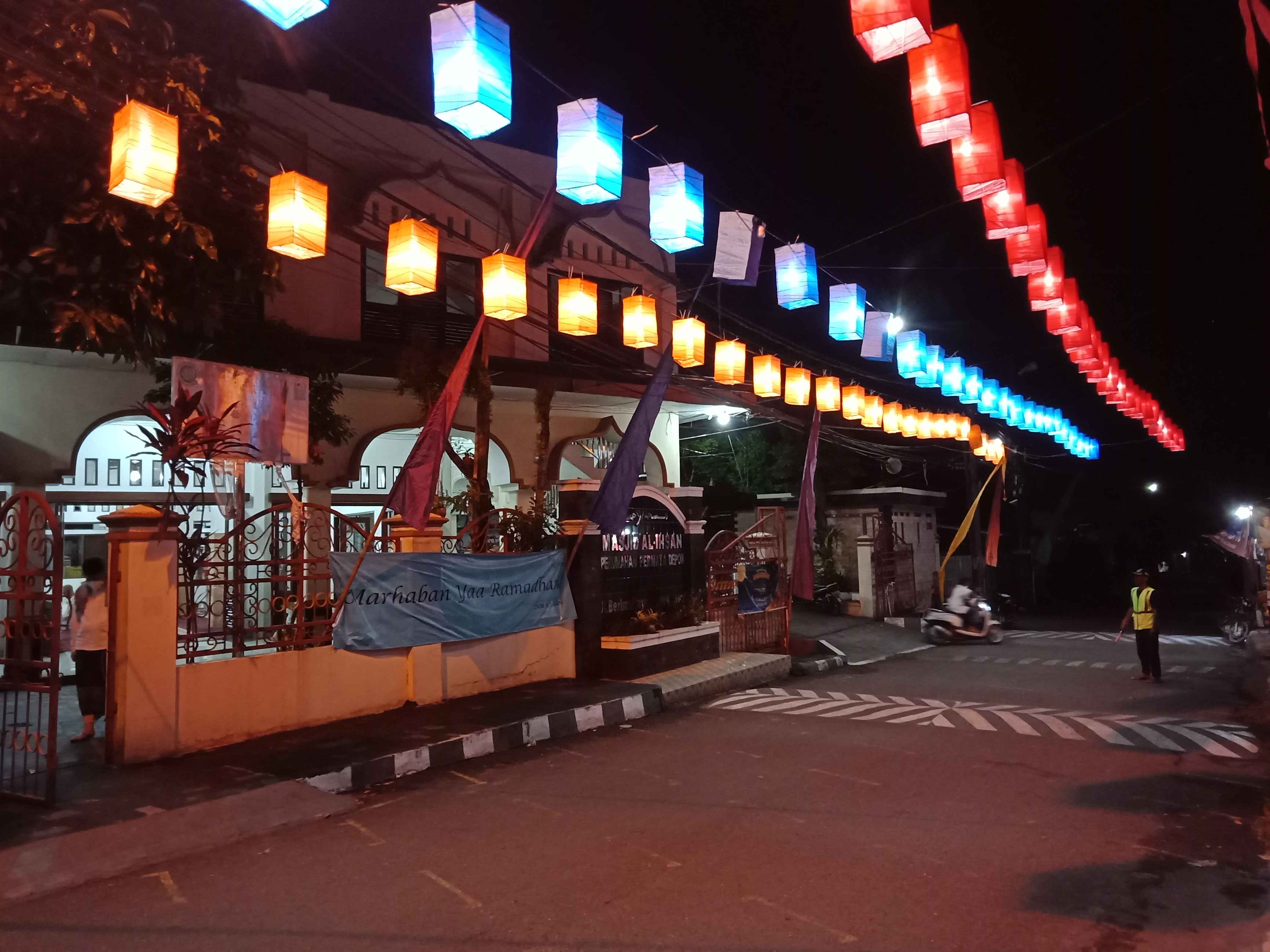 Masjid Al Ihsan Permata Depok Berhiaskan Lampion Warna-warni