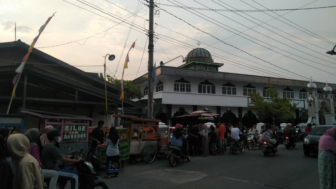 Warga Berbondong-bondong Berburu Kuliner dan Ngabuburit di Depan Masjid Kauman Mranggen