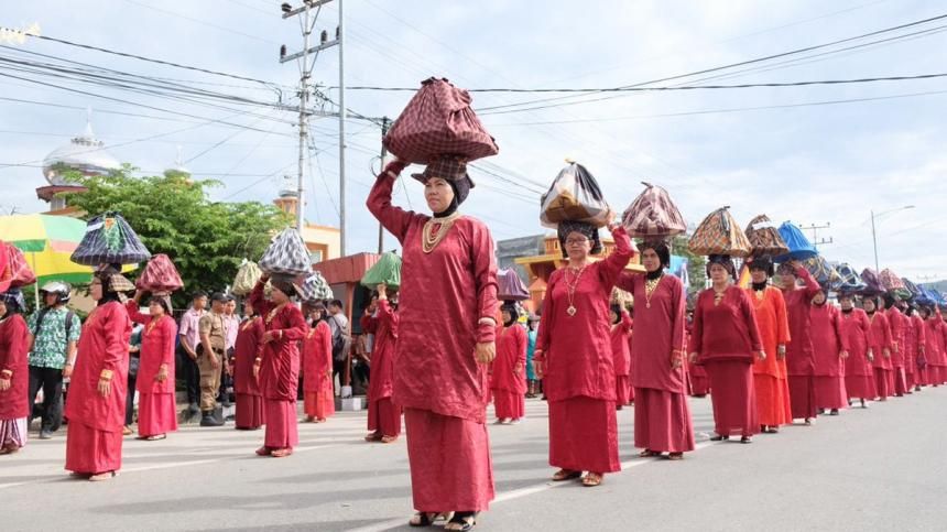 "Maanta Pabukoan", Tradisi Silaturahmi Menantu-Mertua di Sumbar