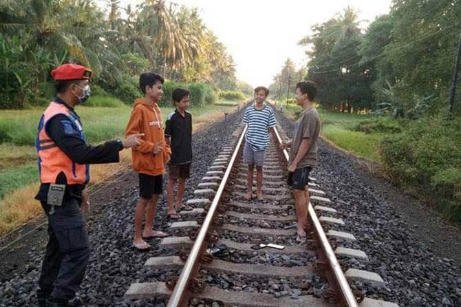 Berbahaya, Ingat Jangan Ngabuburit di Jalur KA, Ada Sanksinya