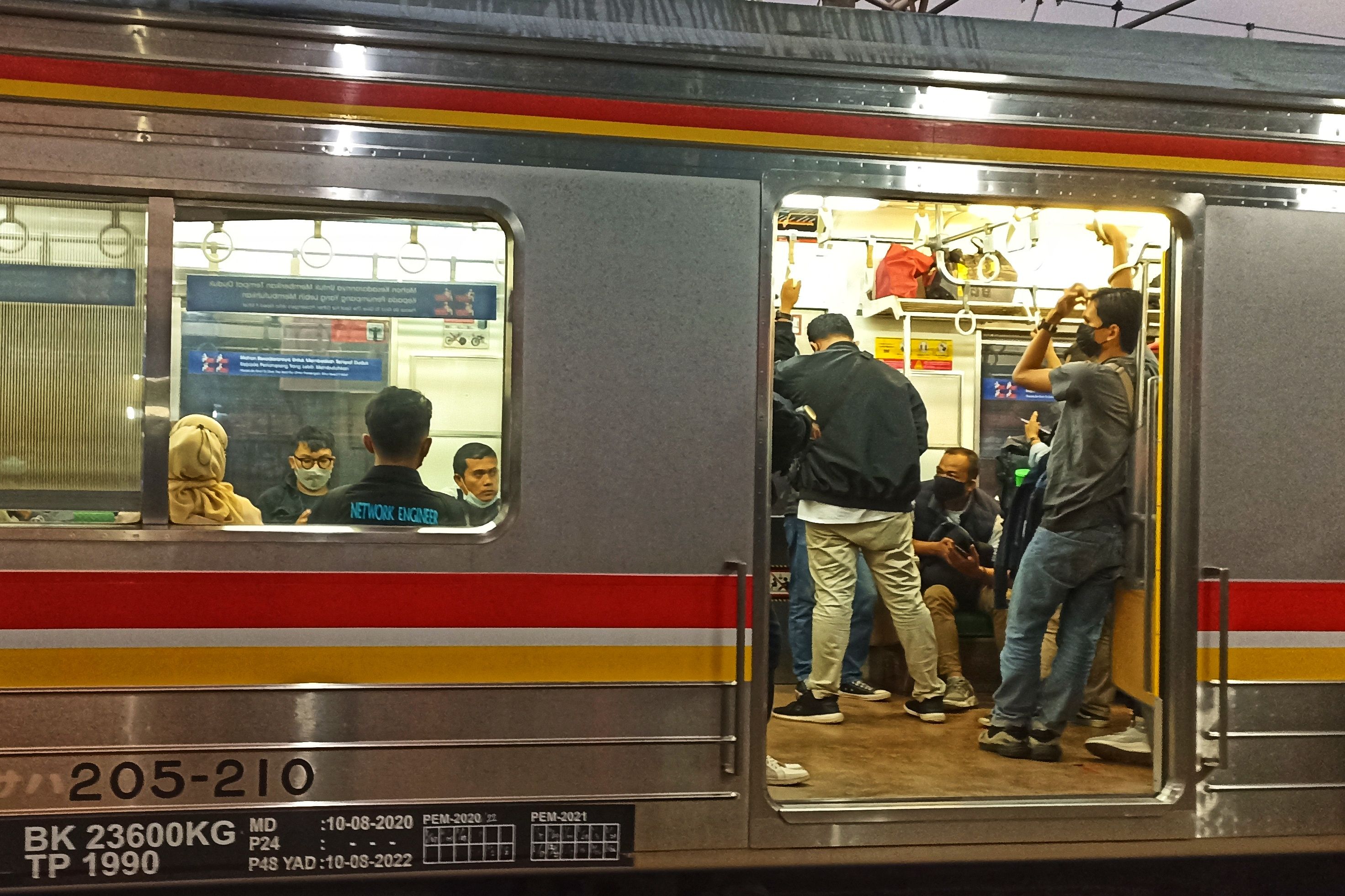 Etika Berbuka Puasa di KRL Commuterline dan MRT Jakarta