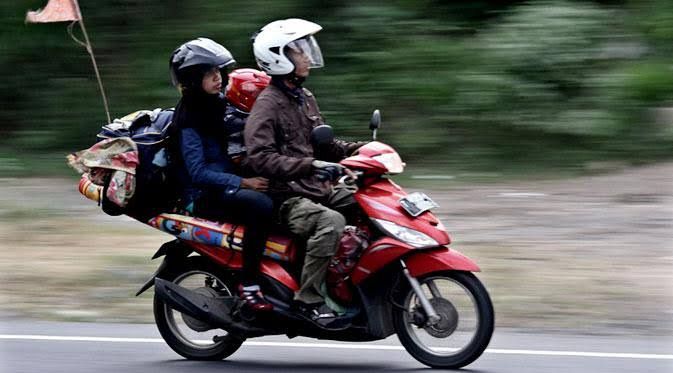 Kampanye Keselamatan, Naik KA "Motornya Gratis, Orangnya Bayar"