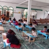 Tawa Renyah Anak-anak di Balik Masjid Jami Miftahul Iman