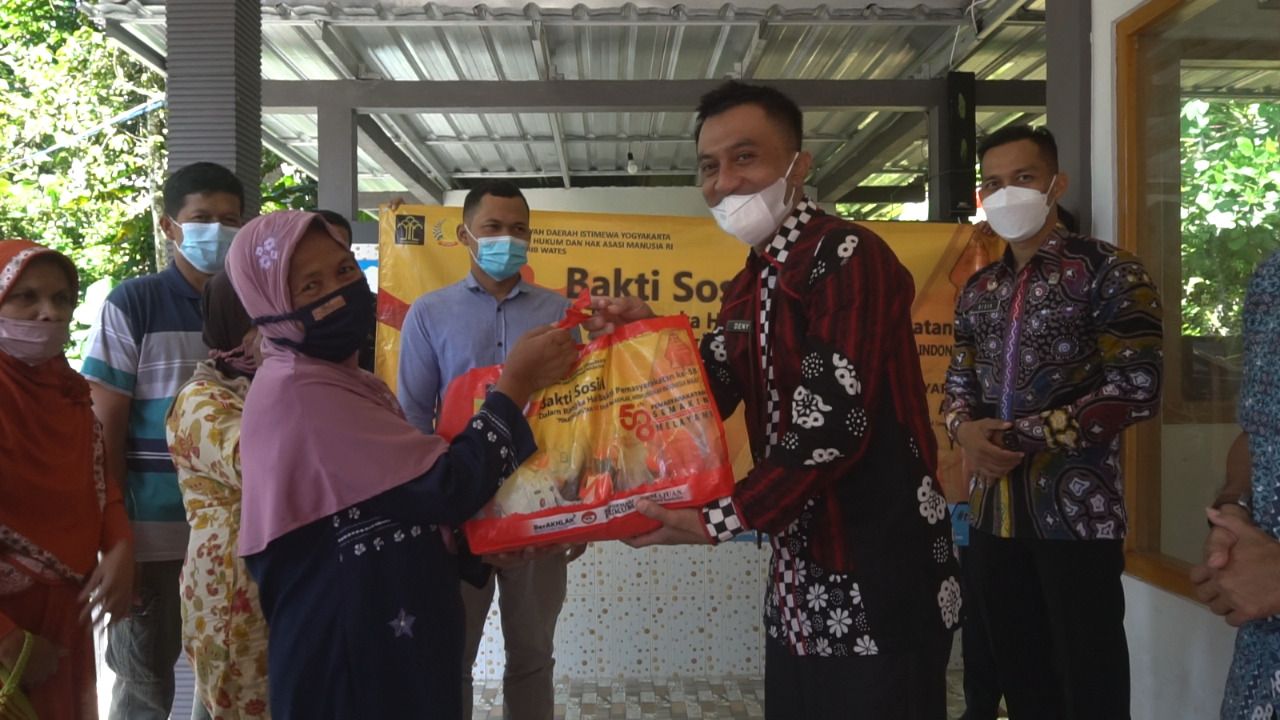 Raih Keberkahan Bulan Ramadhan, Kanwil Kemenkumham DIY Bagi-Bagi Sembako ke Warga Kokap Kulon Progo