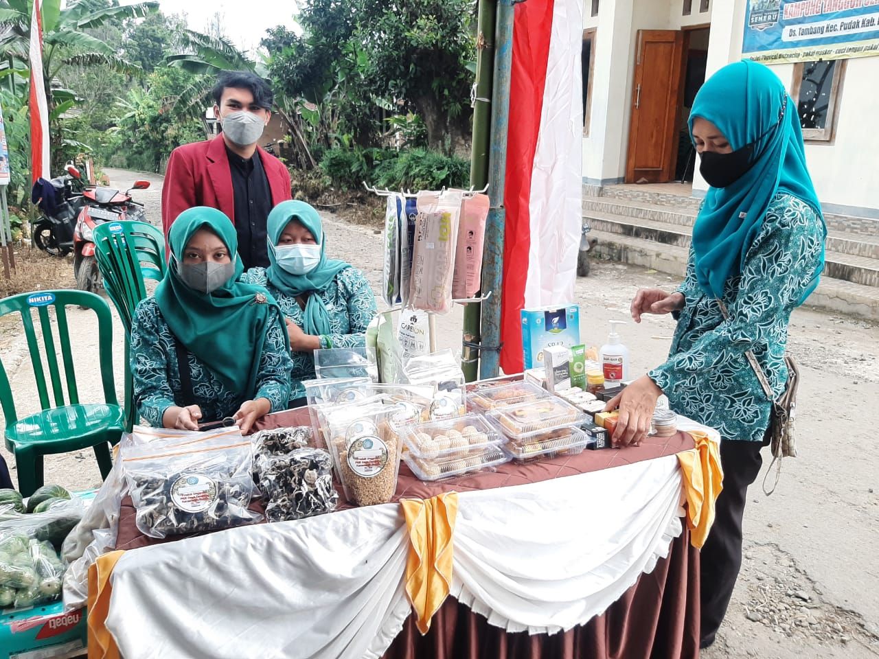 Tim PMM Universitas Muhammadiyah Malang bersama Pemerintah Desa Tambang, Pudak, Ponorogo Mengadakan Bazar Ramadhan