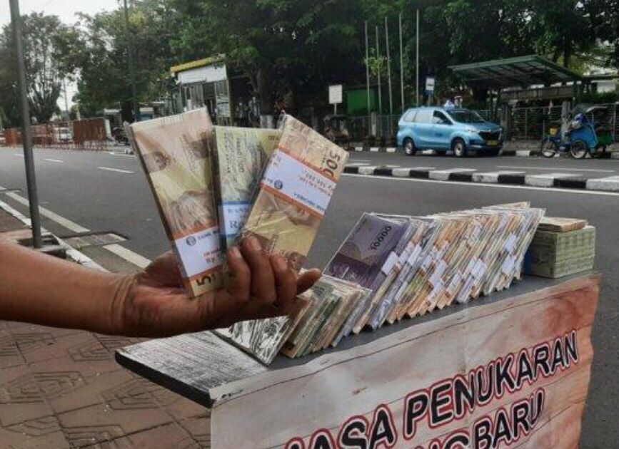 Jelang Lebaran Idul Fitri 2022, Jasa Penukaran Uang Mulai Bertebaran di Pinggir Jalan!