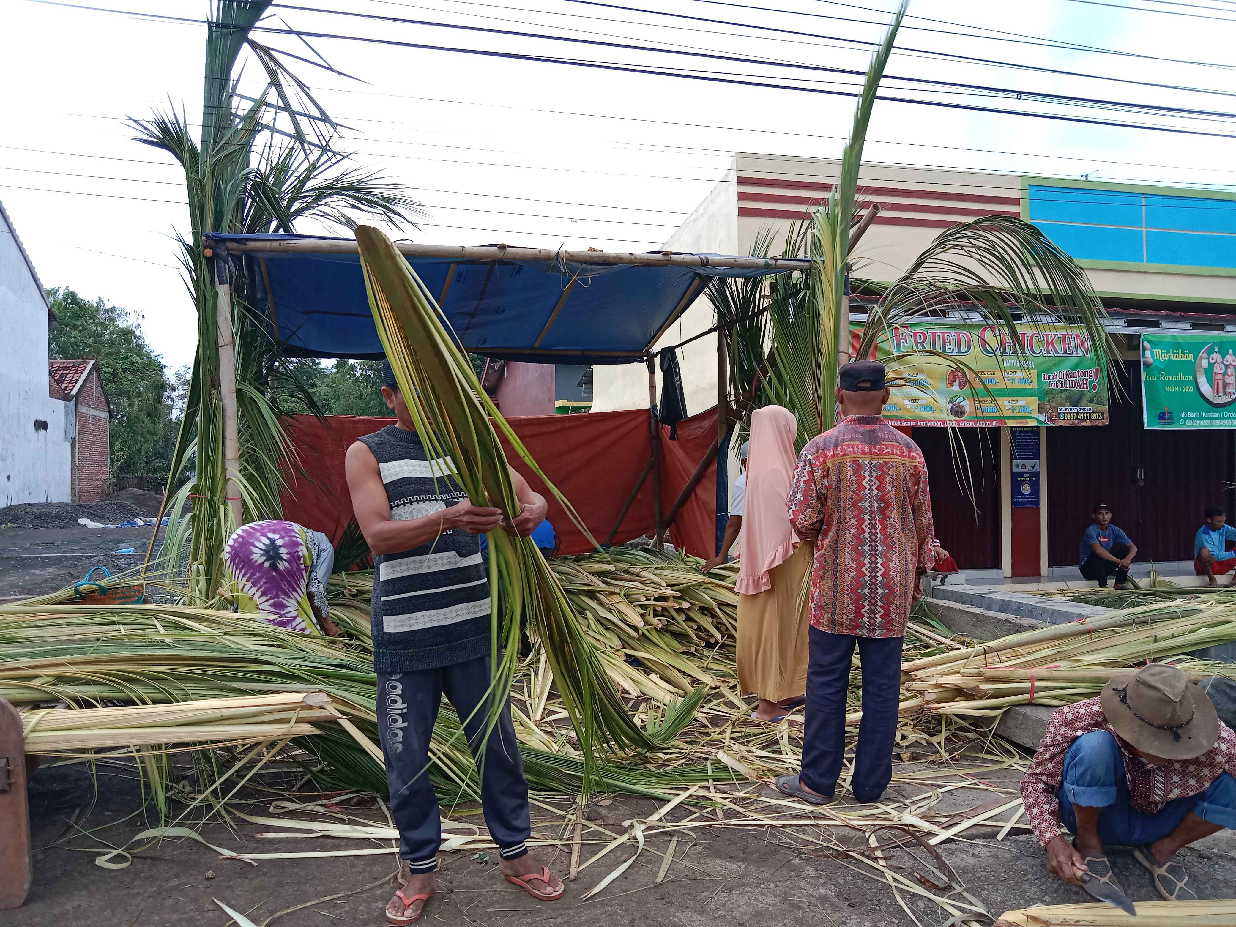 Menyambut Lebaran Janur Kuning Laris Manis di Pasaran