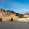 Dengan Bus Tingkat Terbuka Menguak Kisah Kelam Edinburgh Castle