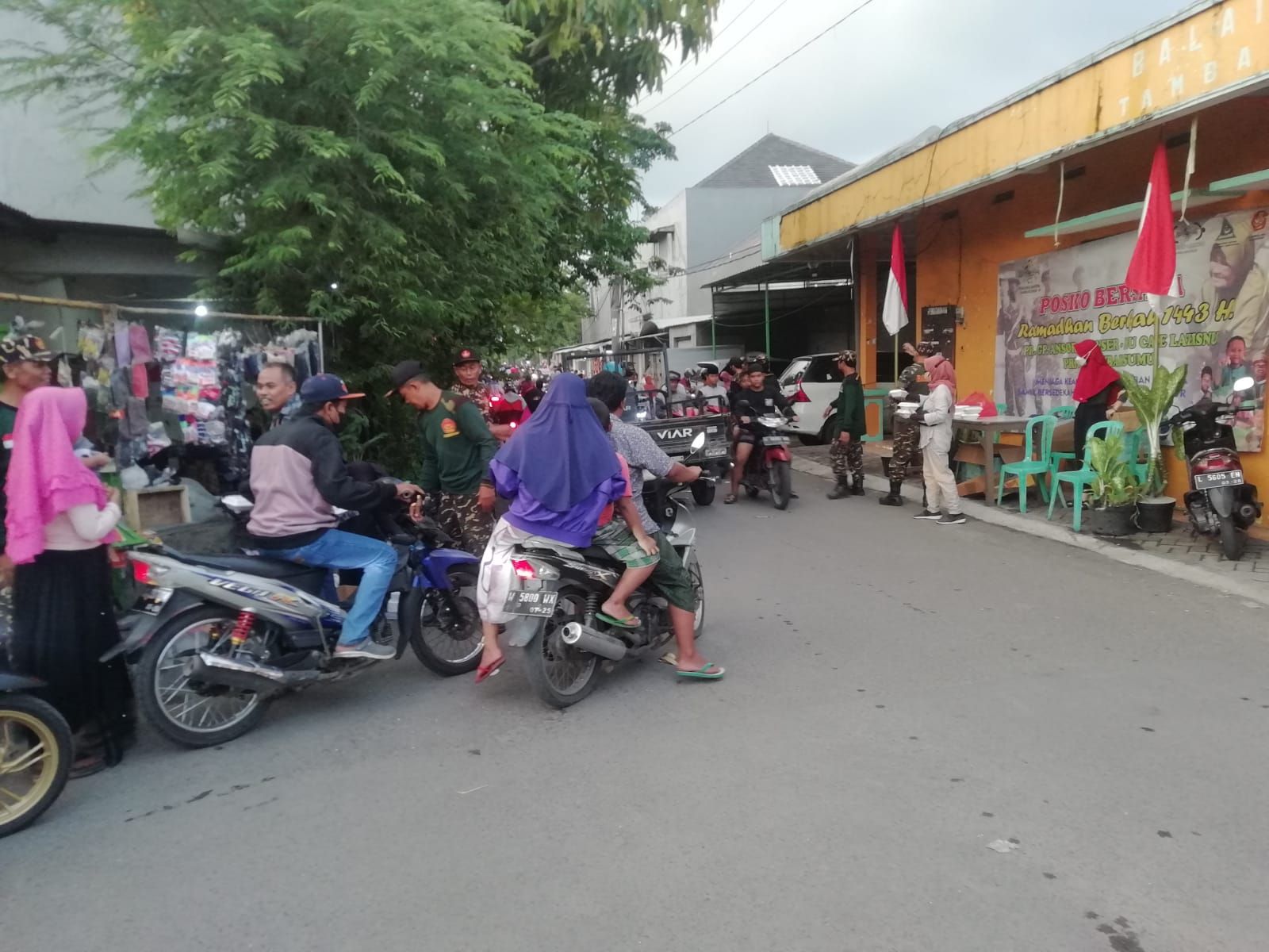 Ibu-ibu JBB Bersama Banser Bagi-bagi Takjil