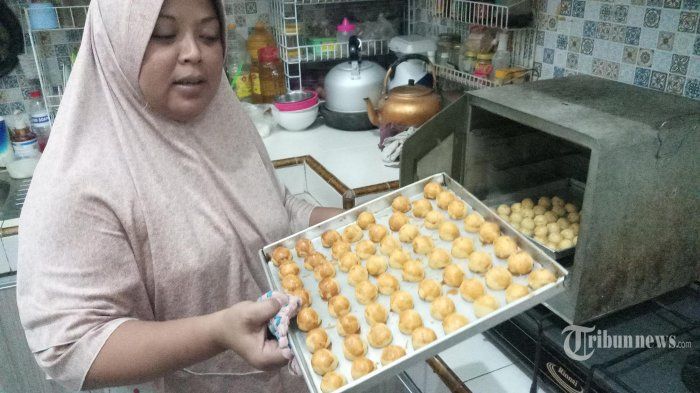 Memang Masih Ada Ibu-ibu yang Bikin Kue Lebaran Sendiri?