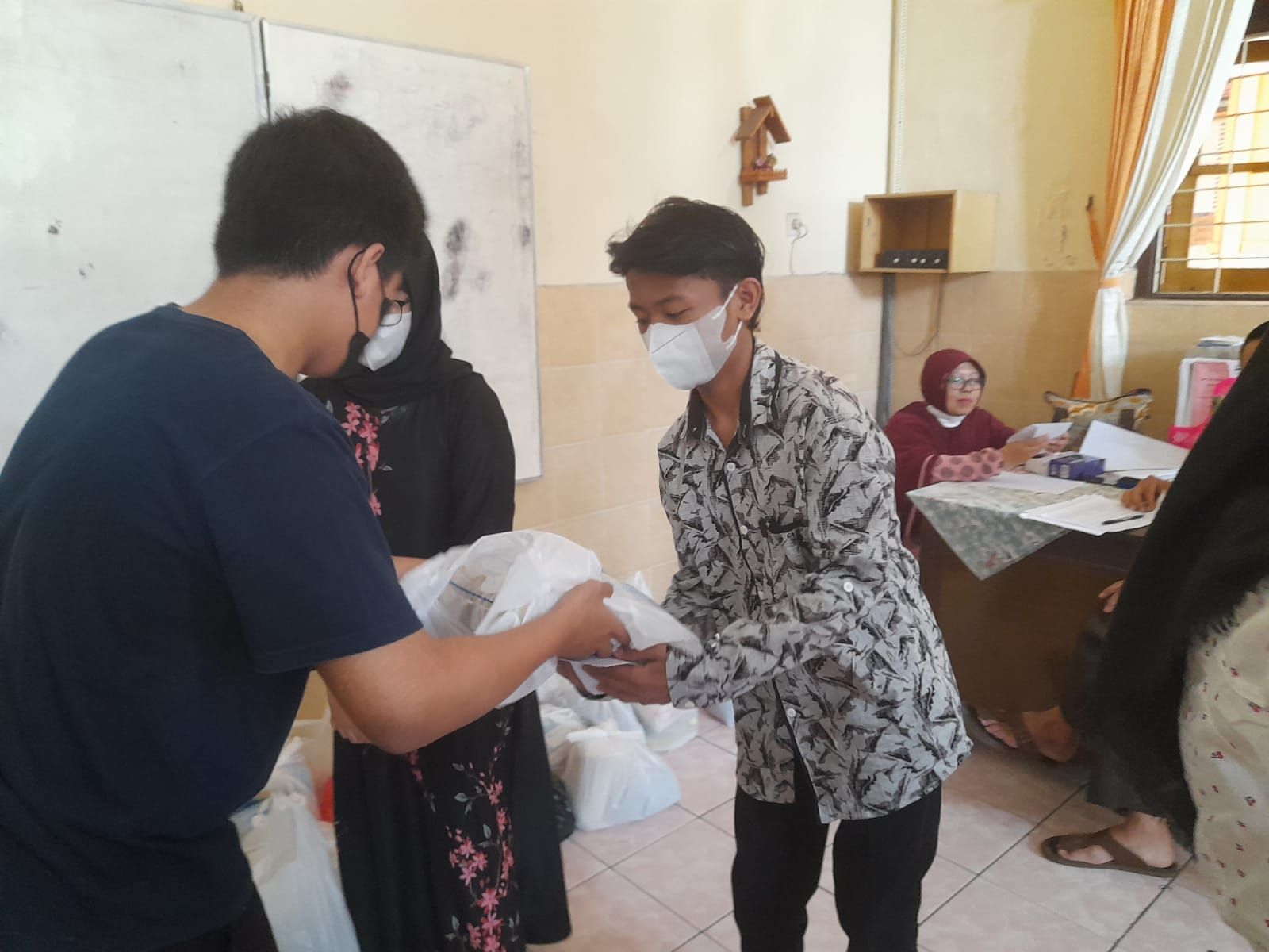 Meningkatkan Empati pada Sesama Melalui Kegiatan Zakat