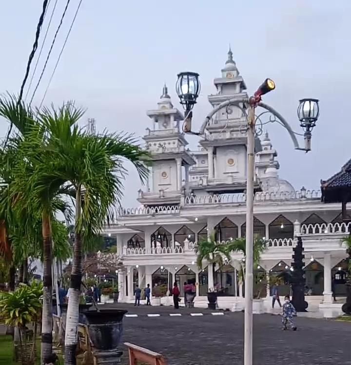 Tradisi Unik Shalat Ied di Masjid Sualman, Usai Shalat dapat THR!