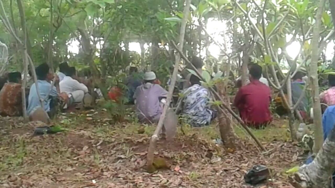 Begini Tradisi Ziarah Kubur Jelang Lebaran di Kampung Brebes