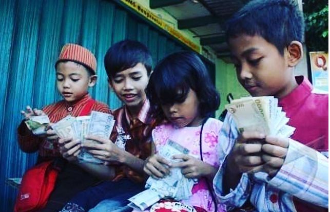 Lebaran, Beri Anak Anak Kebebasan Membeli Mainan Sendiri