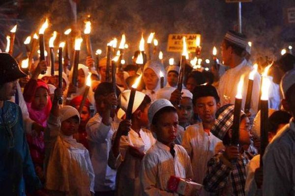 Gemerlap Cahaya Obor di Sepanjang Jalan Jelang  Idulfitri 1443 H