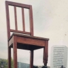 Ada Kursi Raksasa dengan Kaki yang Patah di Depan Gedung PBB di Jenewa