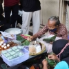 Mbah Satinem, Pedagang Lupis Legendaris di Yogyakarta, Antriannya Panjang Benerr...